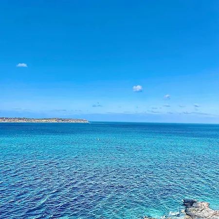 Luxury Seafront With Panoramic Views- Ghadira, Bay 公寓